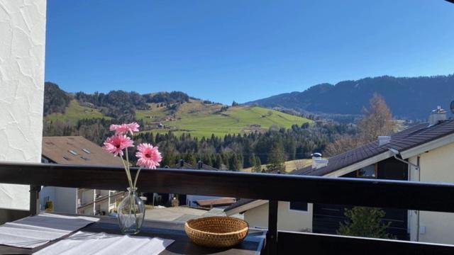 Bergwiese Mit Oberstaufen Plus Karte Exterior photo